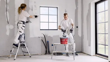 Maler spartler vægge med Dalapro Nova